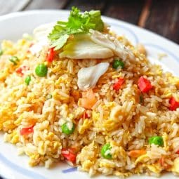 Arroz frito con pollo hecho en freidora de aire