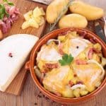 Tartiflette, gratin franțuzesc de cartofi cu brânză reblochon
