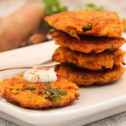 Latkes crocantes com acompanhamentos na airfryer