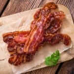 Bacon från airfryer serverad med grönsaker