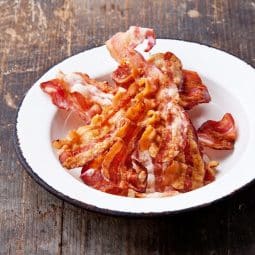 Bacon crujiente hecho en freidora de aire
