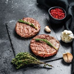 Filete de carne picada al airfryer con cebolla pochada salsa bearnesa y huevo frito