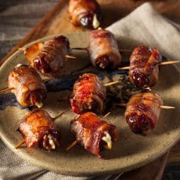Dadler med Bacon bagt i en airfryer med tandstikkere