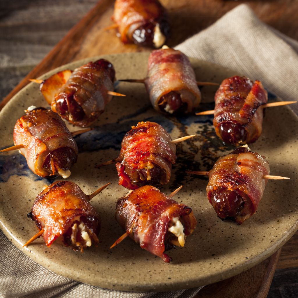 Dadler med Bacon bagt i en airfryer med tandstikkere