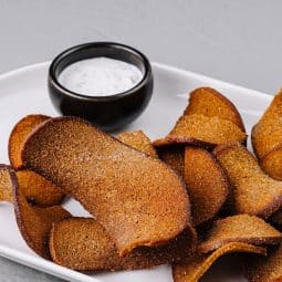 Roggebroodchips uit de airfryer van oud roggebrood