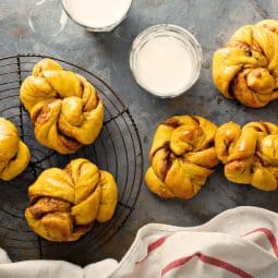 Girelle alla cannella intrecciate all'airfryer