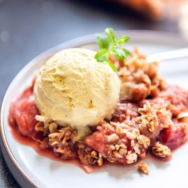 Raparperi-crumble airfryeristä