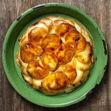 Pommes Anna rustic cu straturi de cartofi aurii