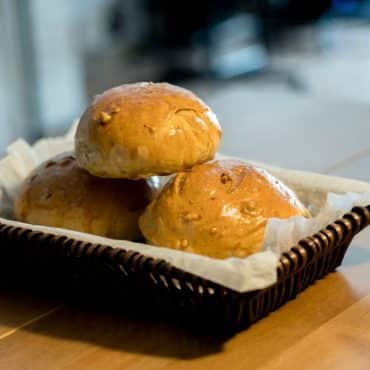 Valnøttboller fra airfryer servert på et bord