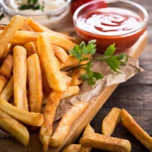 Pomfritter i Airfryer med dip og toppings