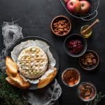 Brie horneado al airfryer con pan miel y nueces