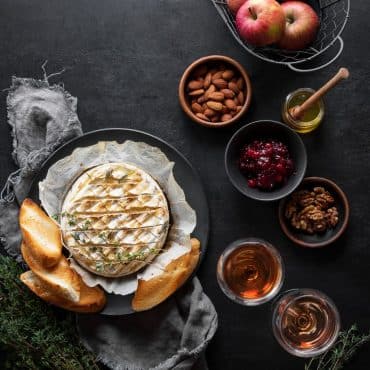 Gebackener Brie aus dem Airfryer mit Brot Honig und Nüssen