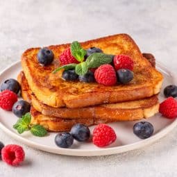 Airfryer'da pişmiş French toast, soslarıyla