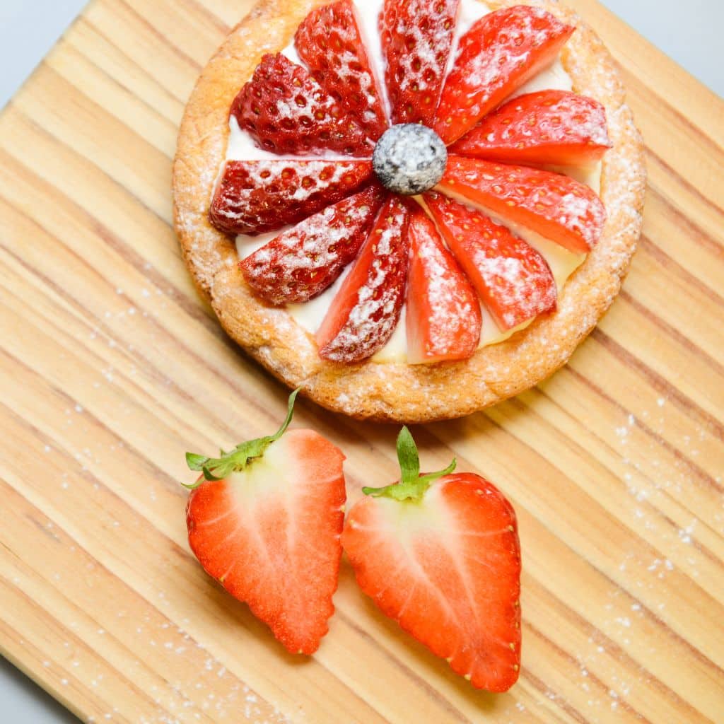 Jordbærtærte bagt i Airfryer anrettet