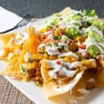Nachos med smält ost, guacamole och salsa från airfryer