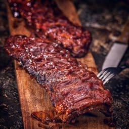 Costelinha pegajosa com molho barbecue caseiro
