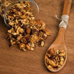 Granola mit Nüssen und Haferflocken aus dem Airfryer
