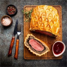Beef Wellington uit de airfryer aangesneden op snijplank