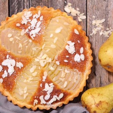 Päärynäpiirakka koristelulla airfryeristä