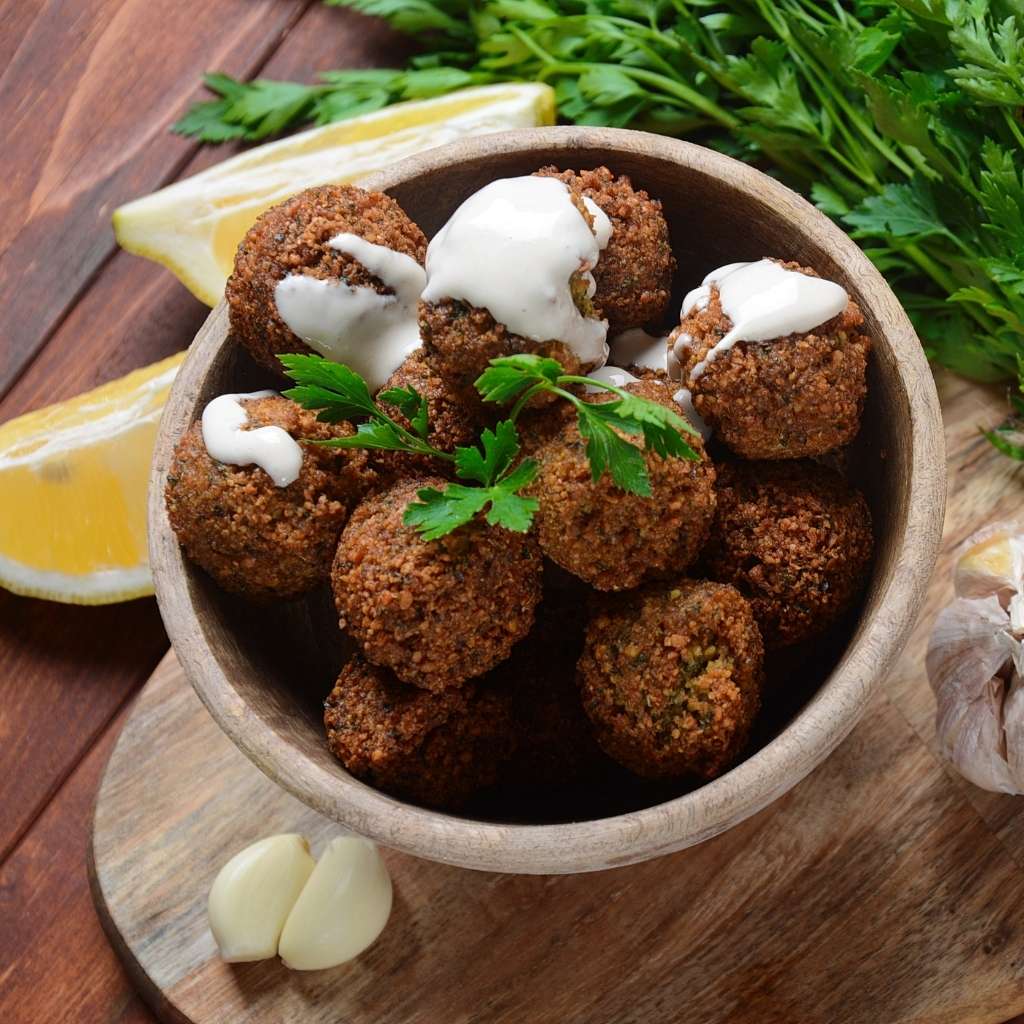 Falafel i airfryer med hvid dressing og frisk citron