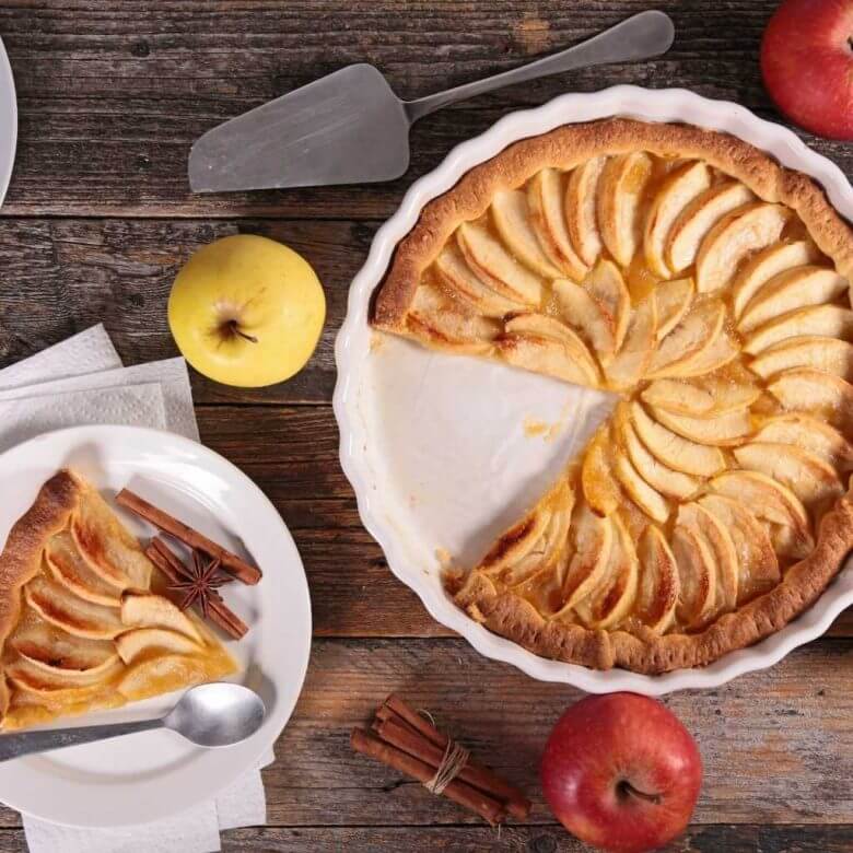 Crostata di mele danese in airfryer servita con crème fraîche