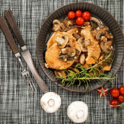 Schweinekoteletts in der Auflaufform mit Sahnesoße