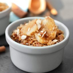 Crumble de maçã quentinho com maçãs frescas