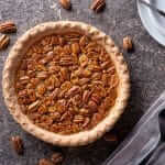 Pecantaart met gekarameliseerde noten en goudbruine vulling
