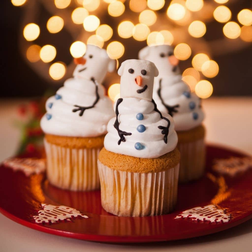 Julemuffins i airfryer muffins formet som en snemand