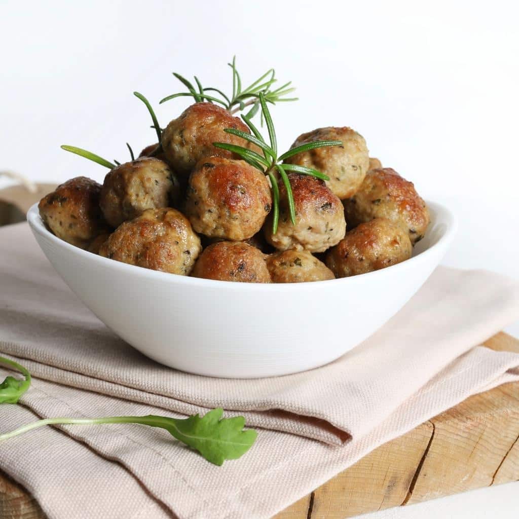 Julefrikadeller i airfryer MED DE KLASSISKE JULEKRYDDERIER