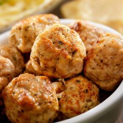 Julefrikadeller tilberedt i airfryer med jule krydderier.