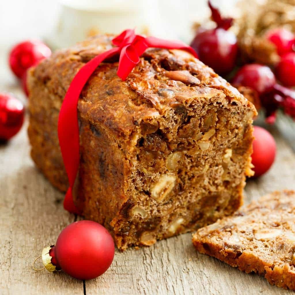 engelsk søsterkage lavet i en airfryer pyntet til jul