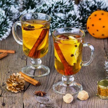 Hvid gløgg lavet på hvidvin