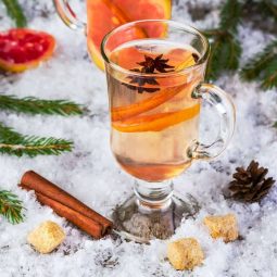 Hvid gløgg i sne af hvidvin