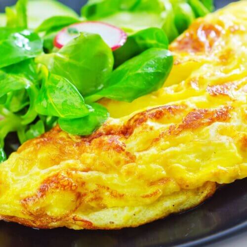 Omelet i airfryer serveret med grøn salat