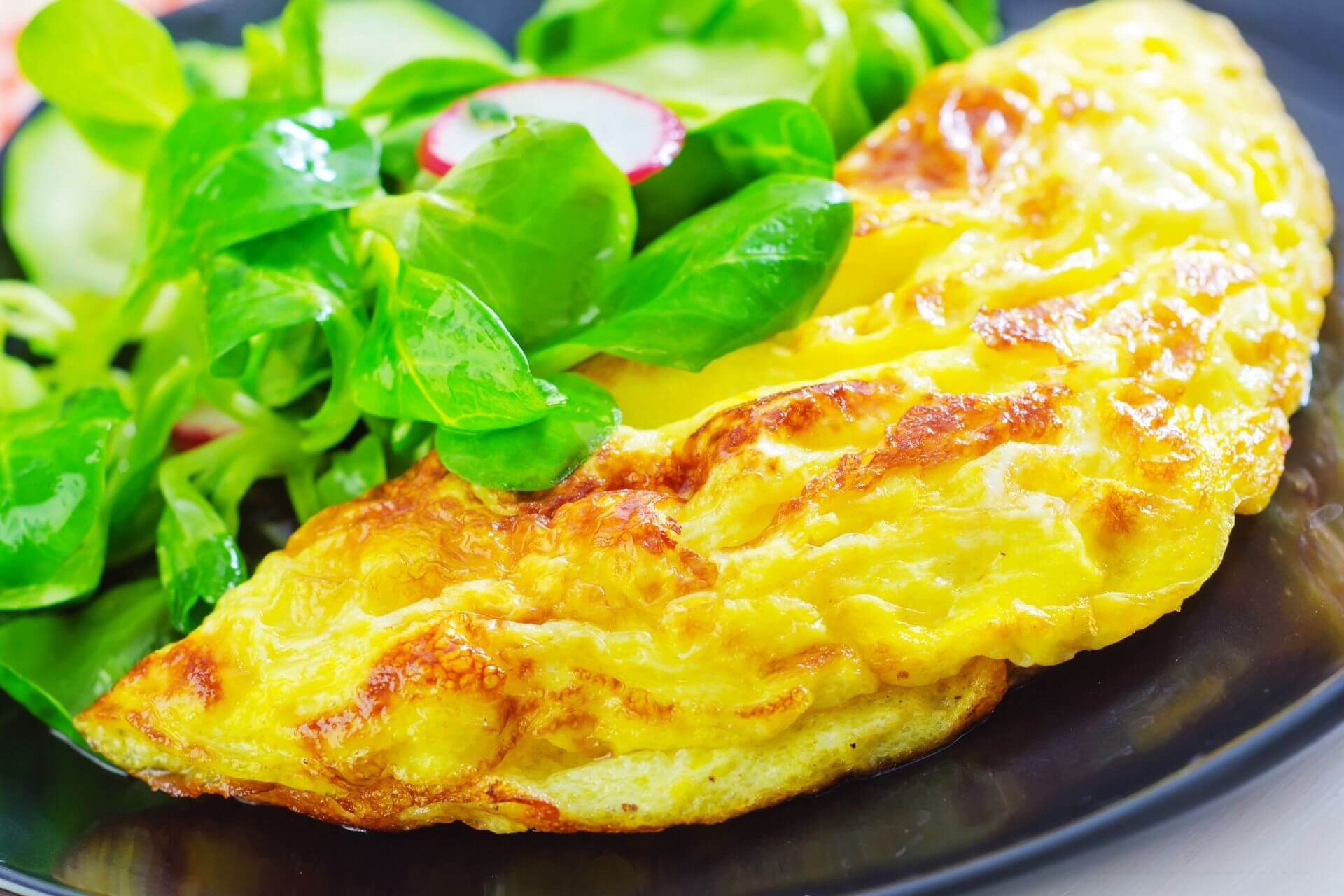 Omlet i airfryer serveret med grønt salat