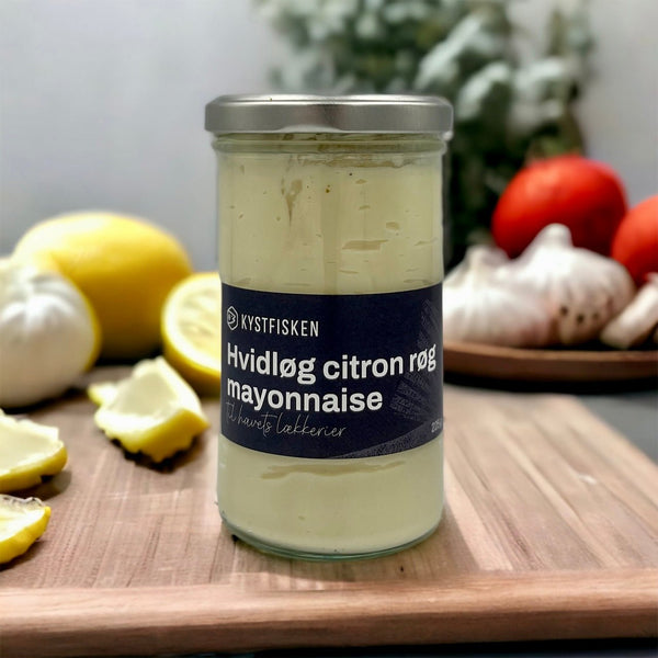 Glas med cremet mayonnaise med hvidløg citron og røg fra Kystfisken.