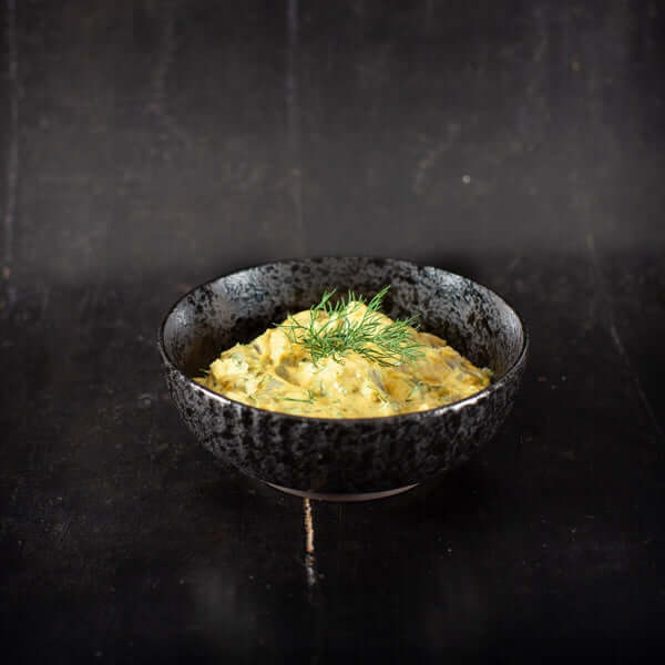 Glas med cremet karry sild fra modnede sild