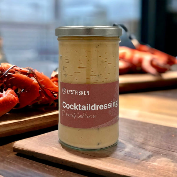 Glas med klassisk lyserød cocktaildressing fra Kystfisken.