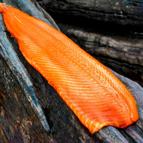 Koldrøget laks i tynde skiver klar til servering på brød, salater og smørrebrød