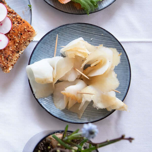 Koldrøget hellefisk i skiver klar til servering på smørrebrød, tapas og salater