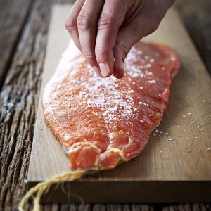 Hel side af halehængt koldrøget laks klar til udskæring.