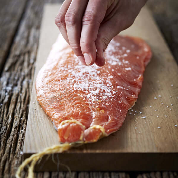 Hel side af halehængt koldrøget laks klar til udskæring.