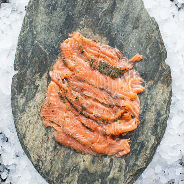 Skærebræt med skiveskåret gravad laks med dild