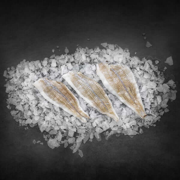 Friske rå fileter klar til tilberedning.