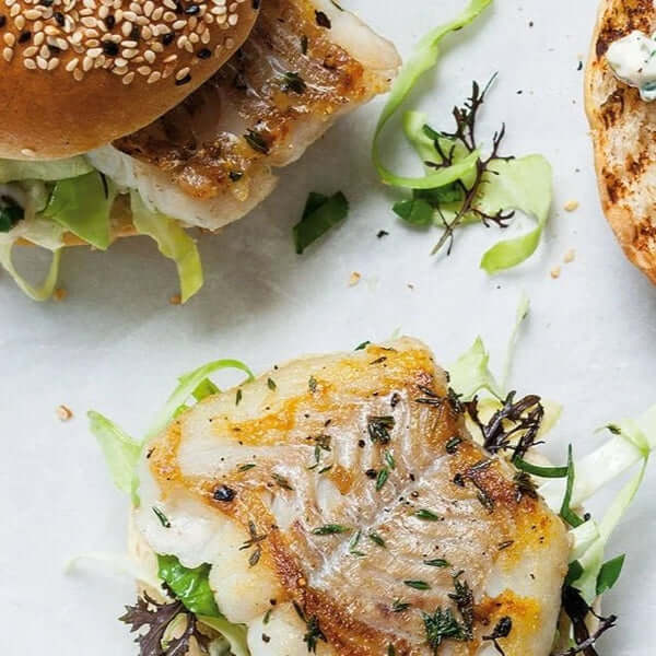 Rå fileter af dansk mørksej med fast kødstruktur.