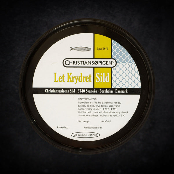 Glas med røde gammeldags modnede kryddersild