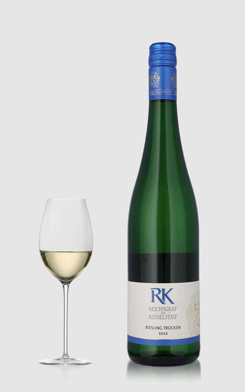 En flot flaske Riesling Trocken RK VDP Gutswein 2022 fra Reichsgraf von Kesselstatt serveret til fiskeretter