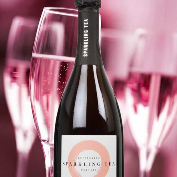 Sparkling grøn te spiller hovedrollen, understøttet af andre teer og botaniske ingredienser.