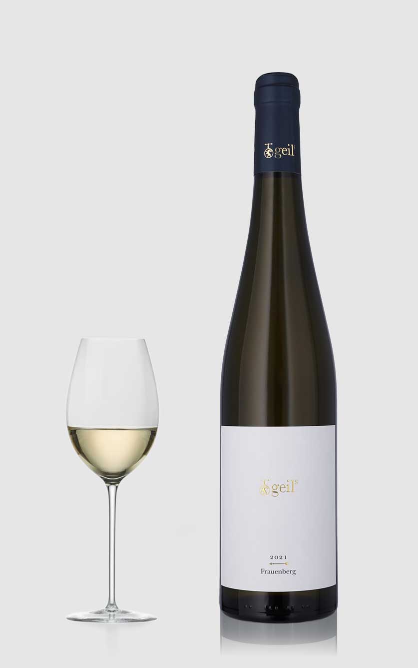 En flot flaske Frauenberg Riesling 2021 fra Weingut Geils serveret til fiskeretter og lyse kødretter